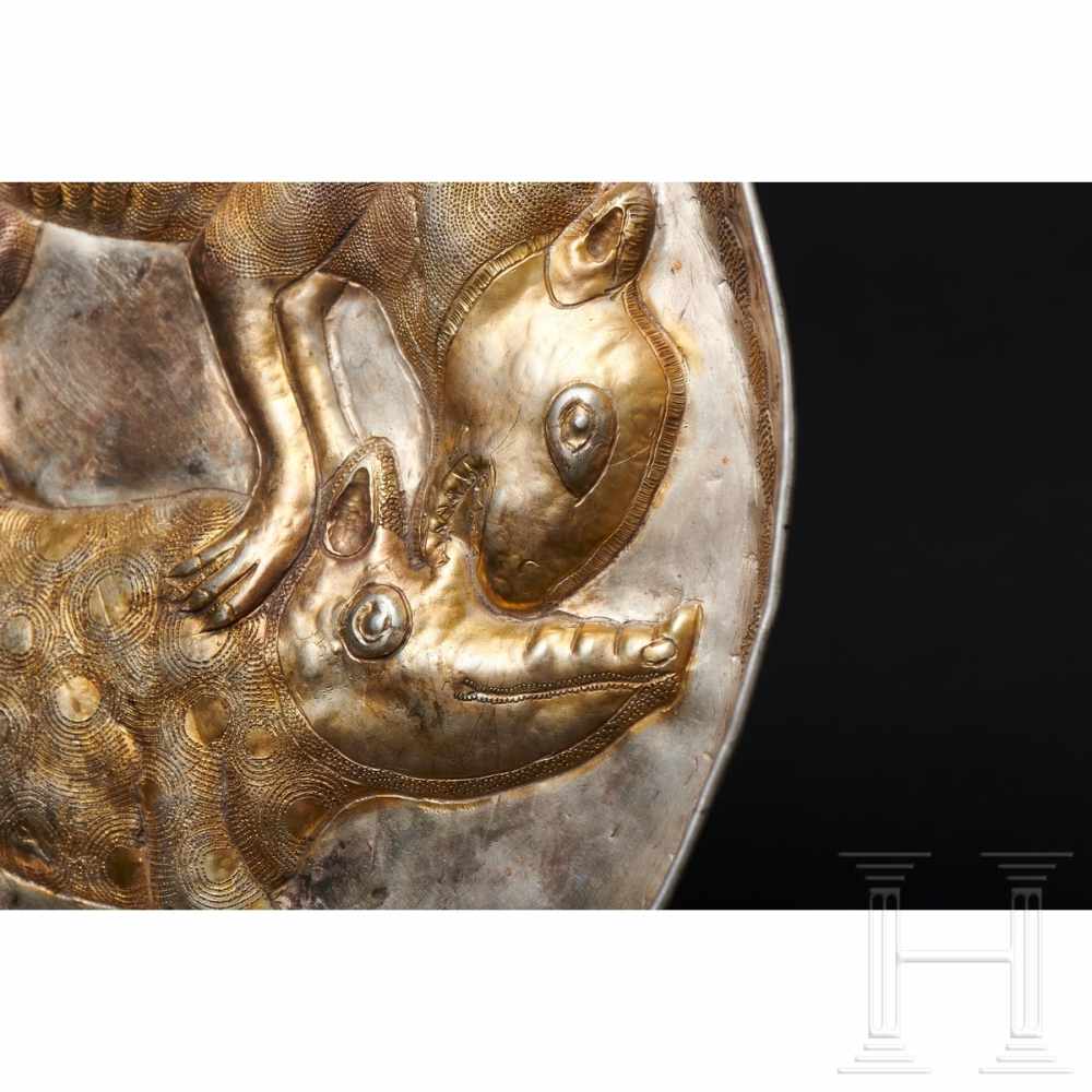 Seltener awarischer teilvergoldeter Silberteller mit Tierkampfszene, Pannonien, ca. 8. Jhdt. Äußerst - Image 14 of 17
