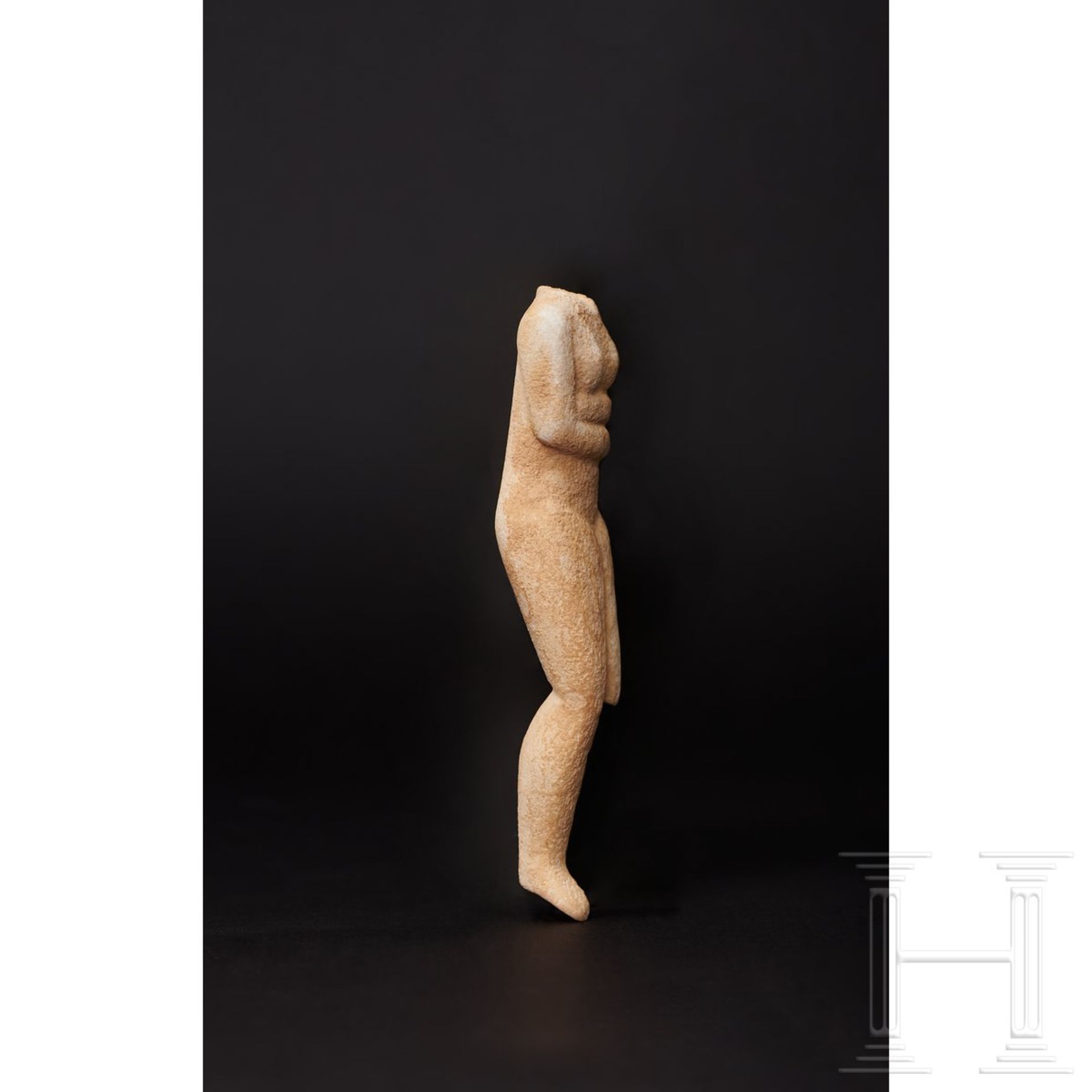 Weibliches Kykladenidol des Typs Kapsala aus Marmor, Griechenland, ca. Mitte 3. Jtsd. v. Chr. Idol - Bild 3 aus 5
