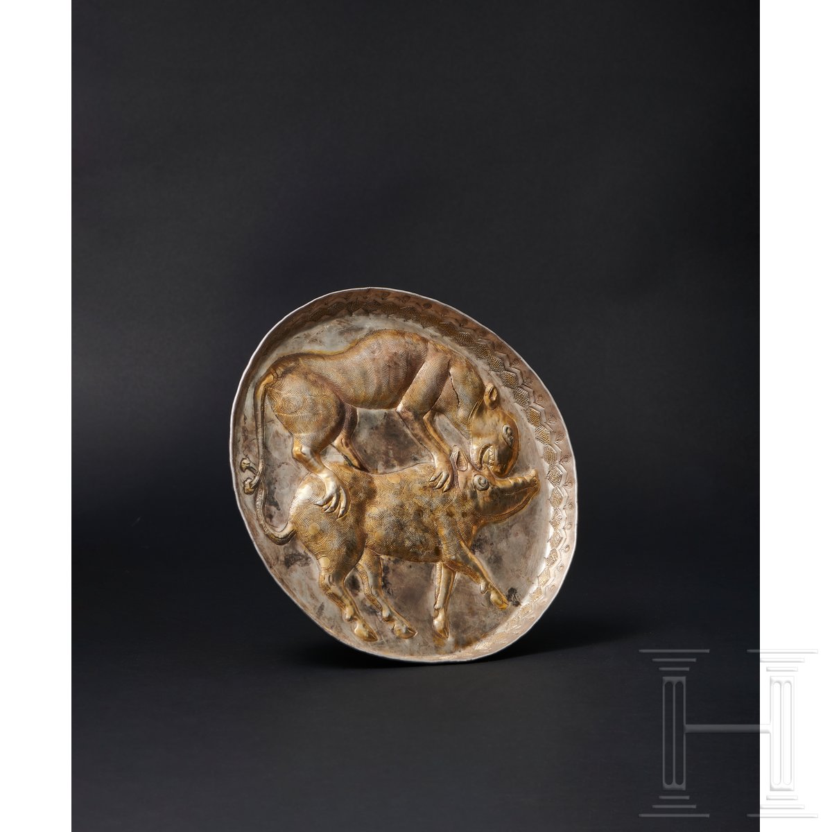 Seltener awarischer teilvergoldeter Silberteller mit Tierkampfszene, Pannonien, ca. 8. Jhdt. Äußerst - Image 2 of 17