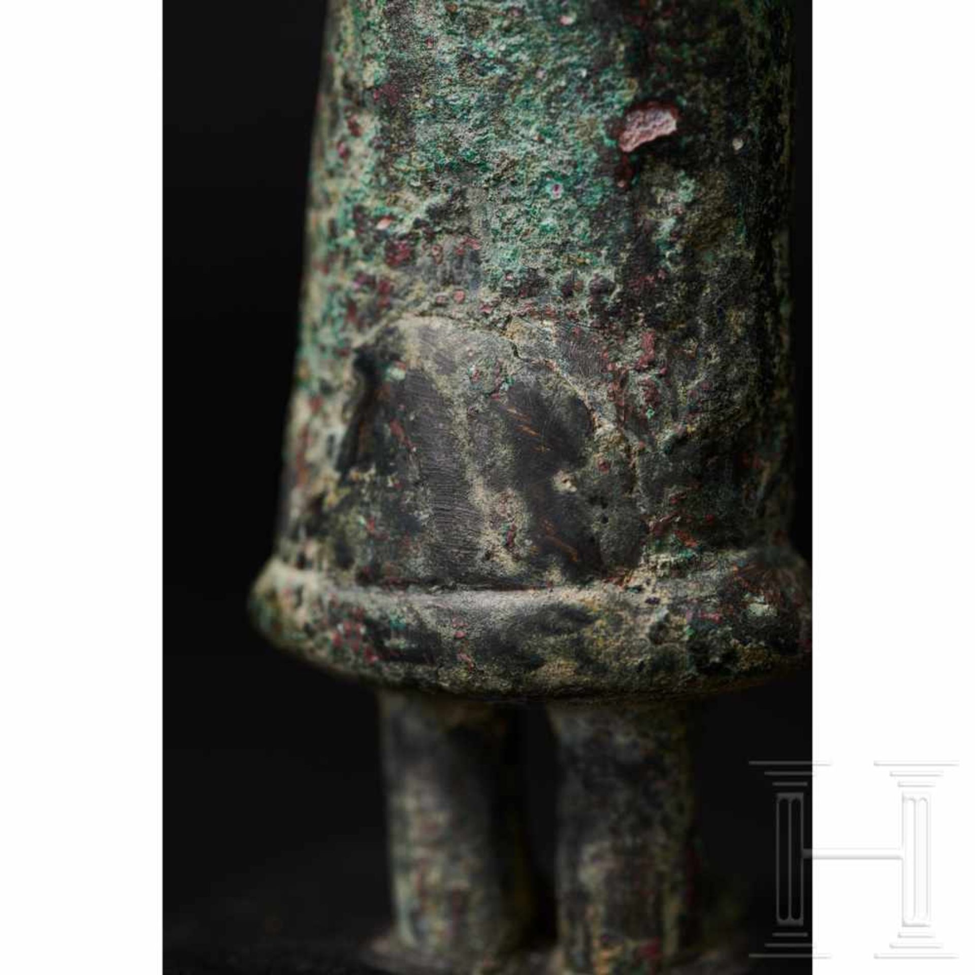 Elamitische Bronzestatuette einer Priesterin, Vorderasien, 3. Jtsd. v. Chr. - Bild 6 aus 9