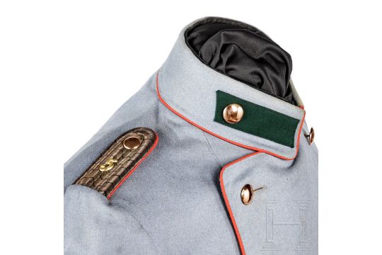 Litewka für einen Leutnant, um 1900Feines graues Tuch (leicht fleckig),  rote Vorstöße, zwei Reihe