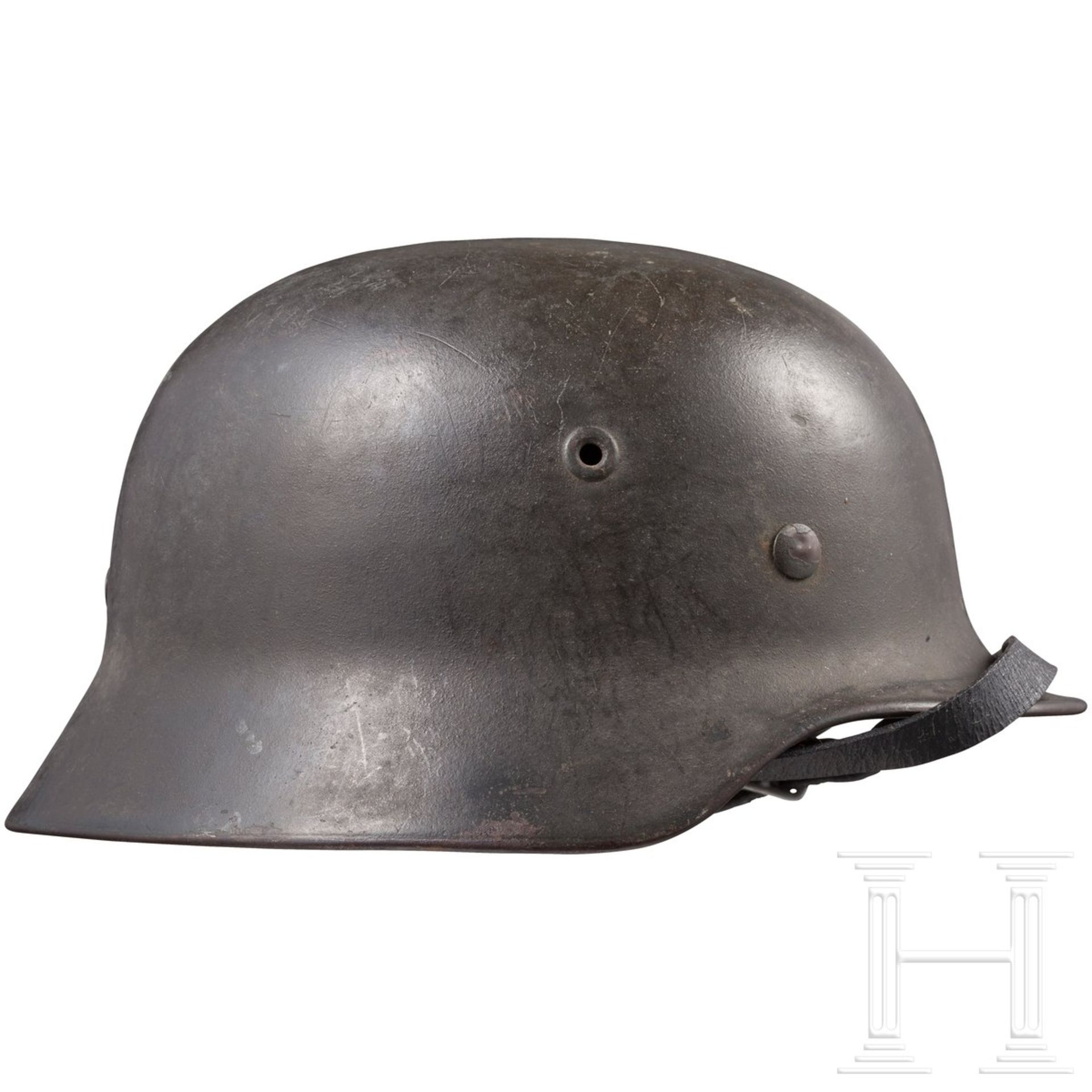 Stahlhelm M 40 der Kriegsmarine mit einem Abzeichen - Bild 2 aus 5