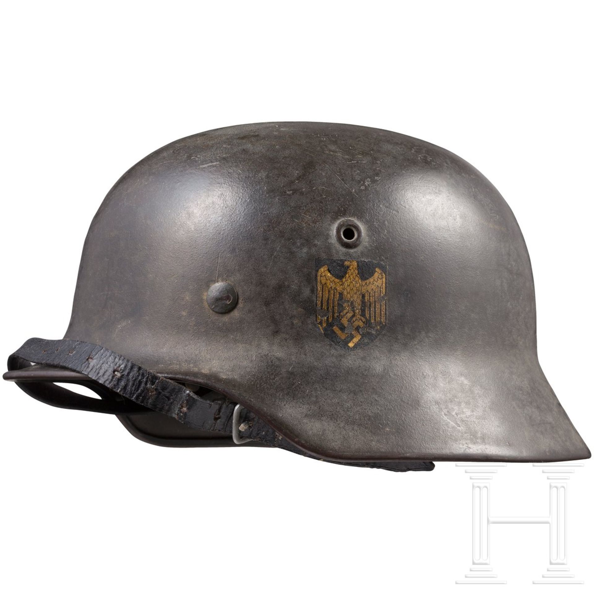 Stahlhelm M 40 der Kriegsmarine mit einem Abzeichen