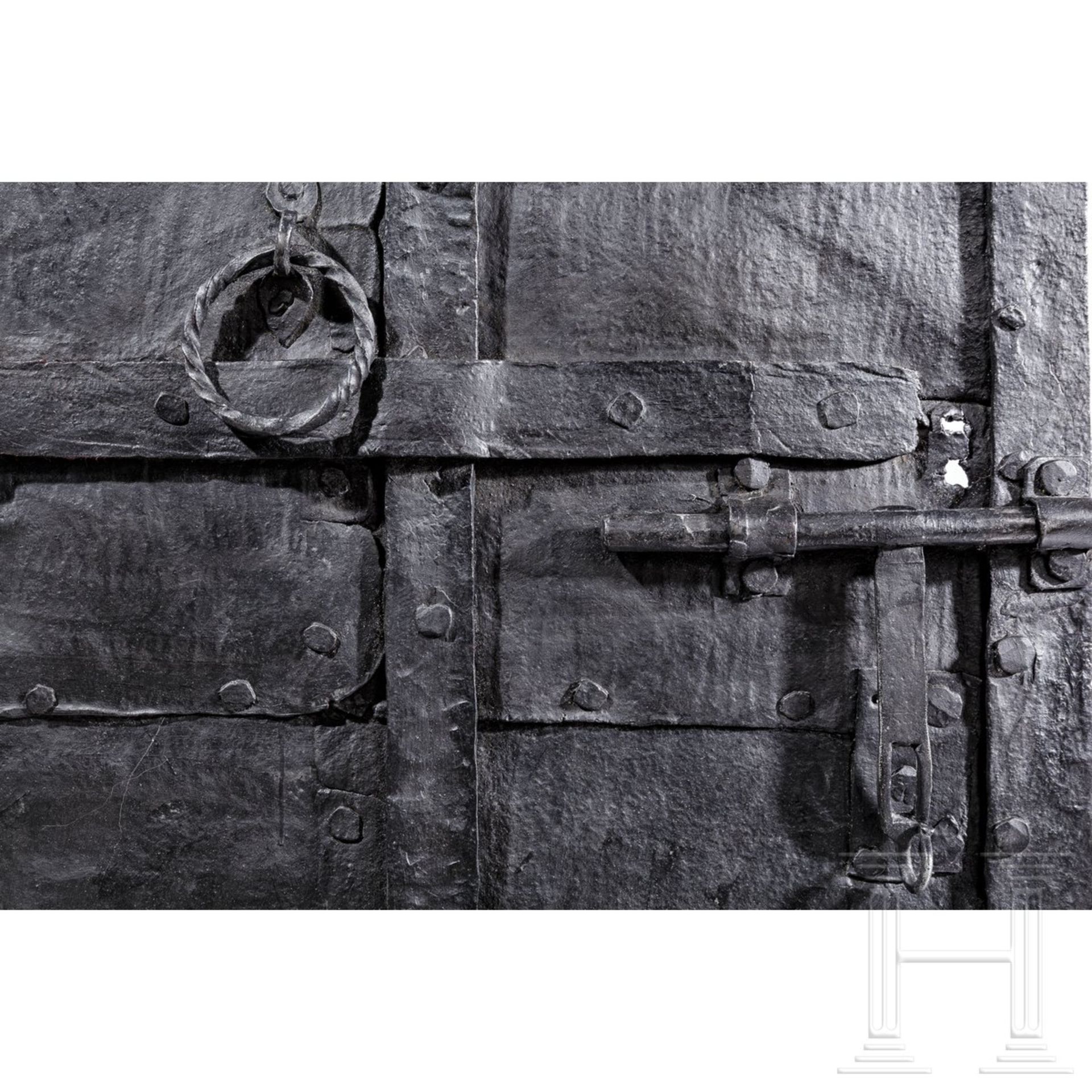 Barocke Eisentüre, süddeutsch, 17./18. Jhdt.Schmiedeiserne Türe, sogenannte "Fetzentüre", aus - Bild 3 aus 3