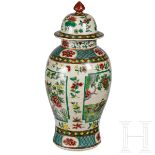 Große Famille-Verte-Deckelvase, China, späte Qingzeit, um 1900Große, polychrom bemalte Vase mit