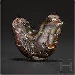 Jadefigur eines Huhns im Stil der Han-Zeit, China, um 1900Figur einer Henne aus brauner Nephrit-