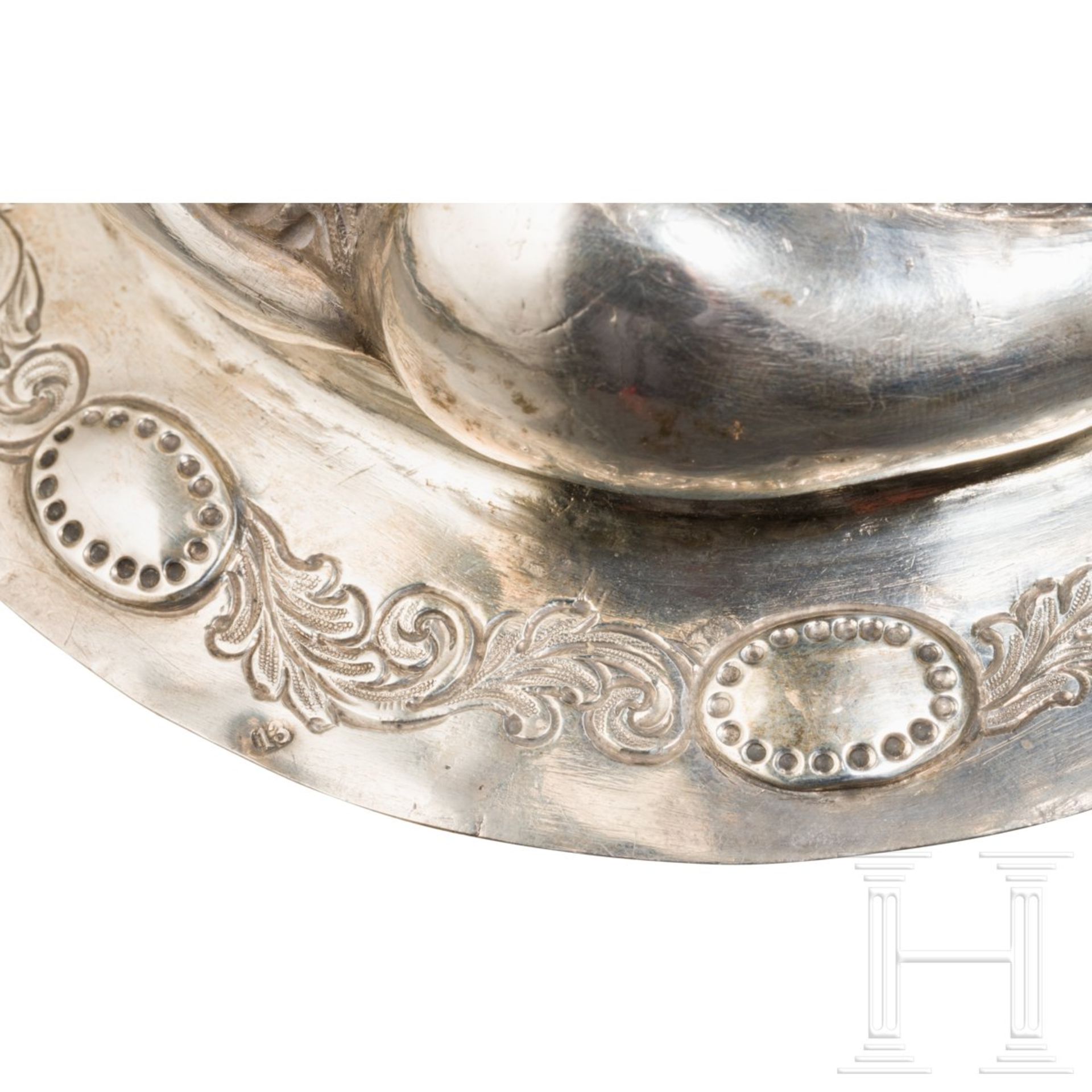 Außergewöhnlicher Nautilus-Pokal mit Hippokamp, flämisch, 2. Hälfte 19. Jhdt.Silber, am Rand des - Bild 6 aus 12