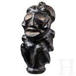 Steinskulptur eines hockenden Menschen mit Vogel auf dem Kopf, Taino-Kultur, 11. - 15. Jhdt.