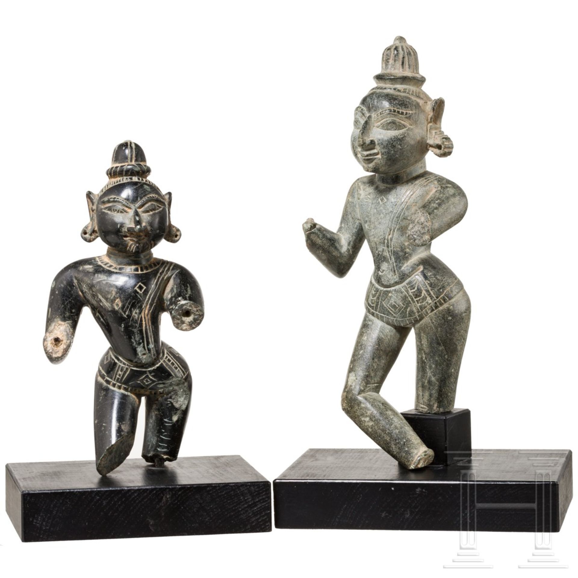 Zwei Skulpturen von Gottheiten, Indien, 19. Jhdt.Schiefer und schwarzer Basalt. Vollplastisch