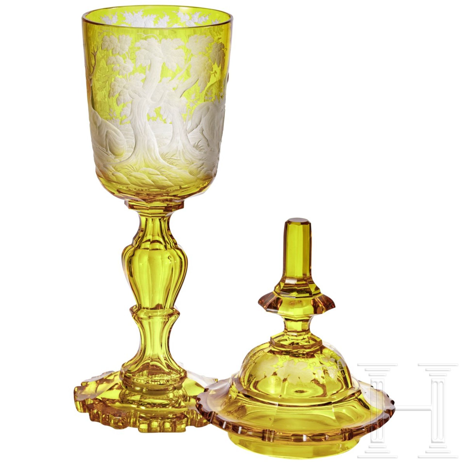 Großer Deckelpokal mit jagdlichen Motiven, Böhmen, 19. Jhdt.Gelbliches Glas mit allseitig - Bild 3 aus 4