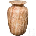 Formschöne Alabaster-Vase, Ägypten, Altes Reich, 2613 - 2181 v. Chr. Schlanke, hohe Alabastervase