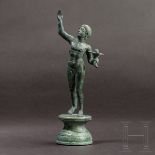 Anmutige Bronzefigur eines siegreichen Wettkämpfers, römisch, 2. Jhdt. n. Chr. Nackter Jüngling, der