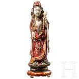 Elfenbeinfigur der Guanyin, China, um 1900Aus Elfenbein geschnitzte, farbig gefasste Darstellung der