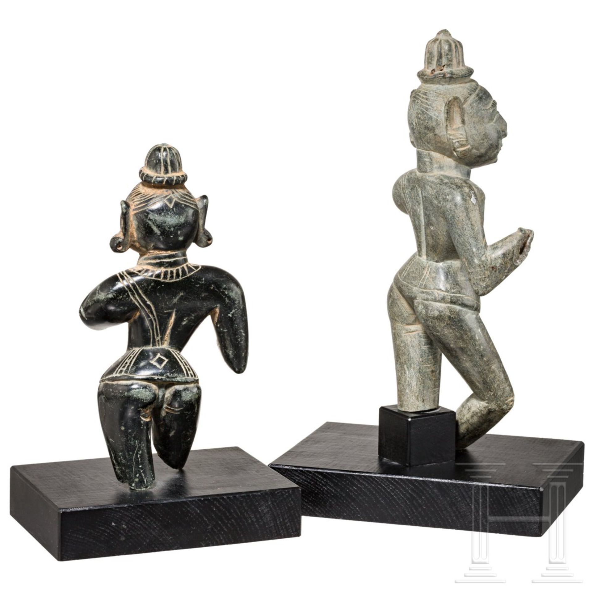 Zwei Skulpturen von Gottheiten, Indien, 19. Jhdt.Schiefer und schwarzer Basalt. Vollplastisch - Bild 3 aus 3