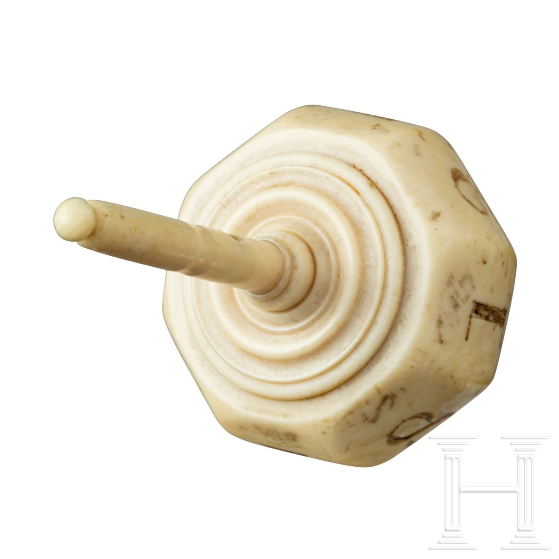 Klassizistischer Kreisel, Frankreich, frühes 19. Jhdt.Gedrechseltes Elfenbein. Einschraubbarer Pin - Bild 3 aus 3