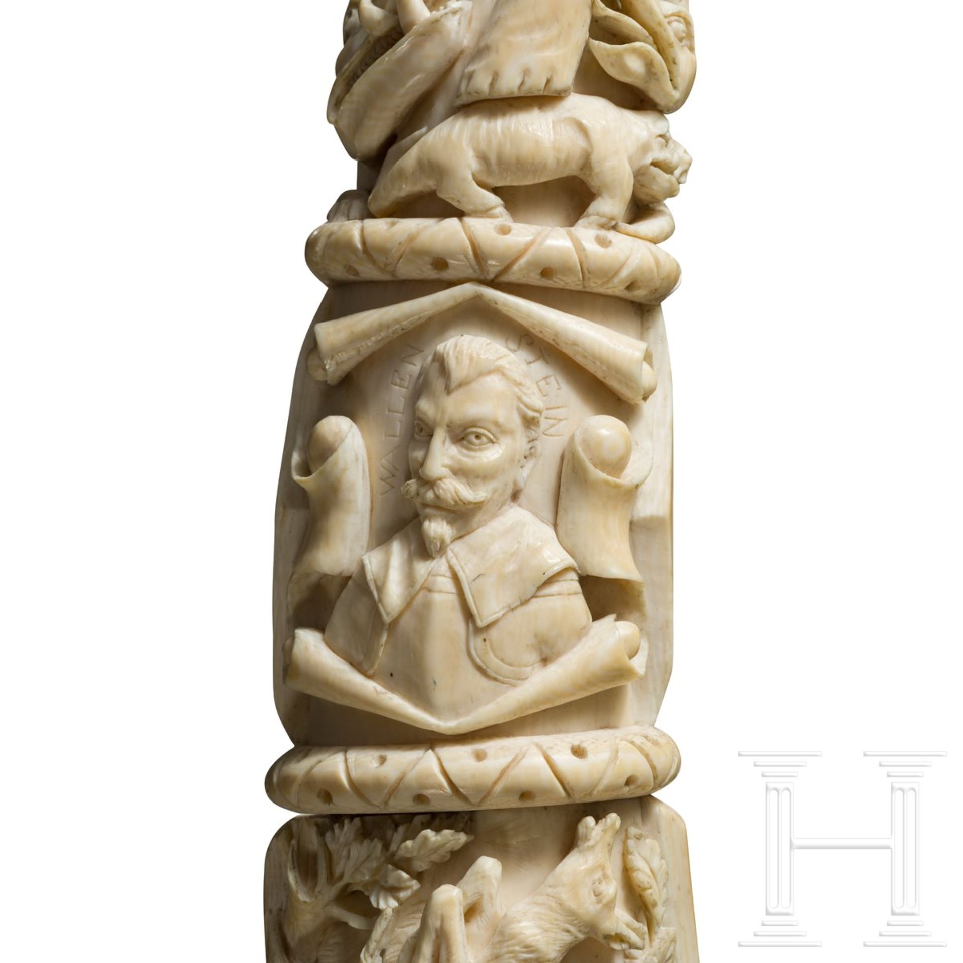 Plastisch beschnitzter Olifant, deutsch, 19. Jhdt.Dreiteilig aus einem mächtigen Elfenbeinzahn, - Bild 3 aus 6
