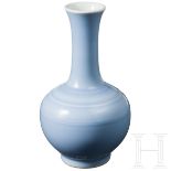 Schöne hellblau glasierte Vase mit Tongzhi-Marke, China, Tongzhi-Ära, 1861 - 1875Formschöne Vase mit