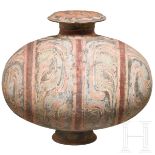 Kokon-Vase, westliche Han-Dynastie, 2. - 1. Jhdt v. Chr.Eiförmig gebrannter Ton mit polychromer