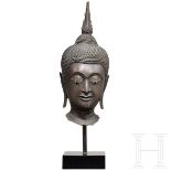 Feiner Bronze-Buddha-Kopf, Thailand, 18. Jhdt.Vollplastischer Bronzeguss, dunkel patiniert mit