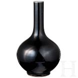 Schwarze glasierte Vase, China, 18/19. Jhdt.Leicht gräuliches Porzellan mit schwarzer Glasur.