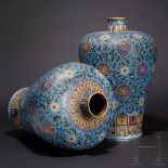 Ein Paar eindrucksvolle Cloisonné-Vasen in Mei Ping-Form, China, späte Qing-Periode, um 1830 -