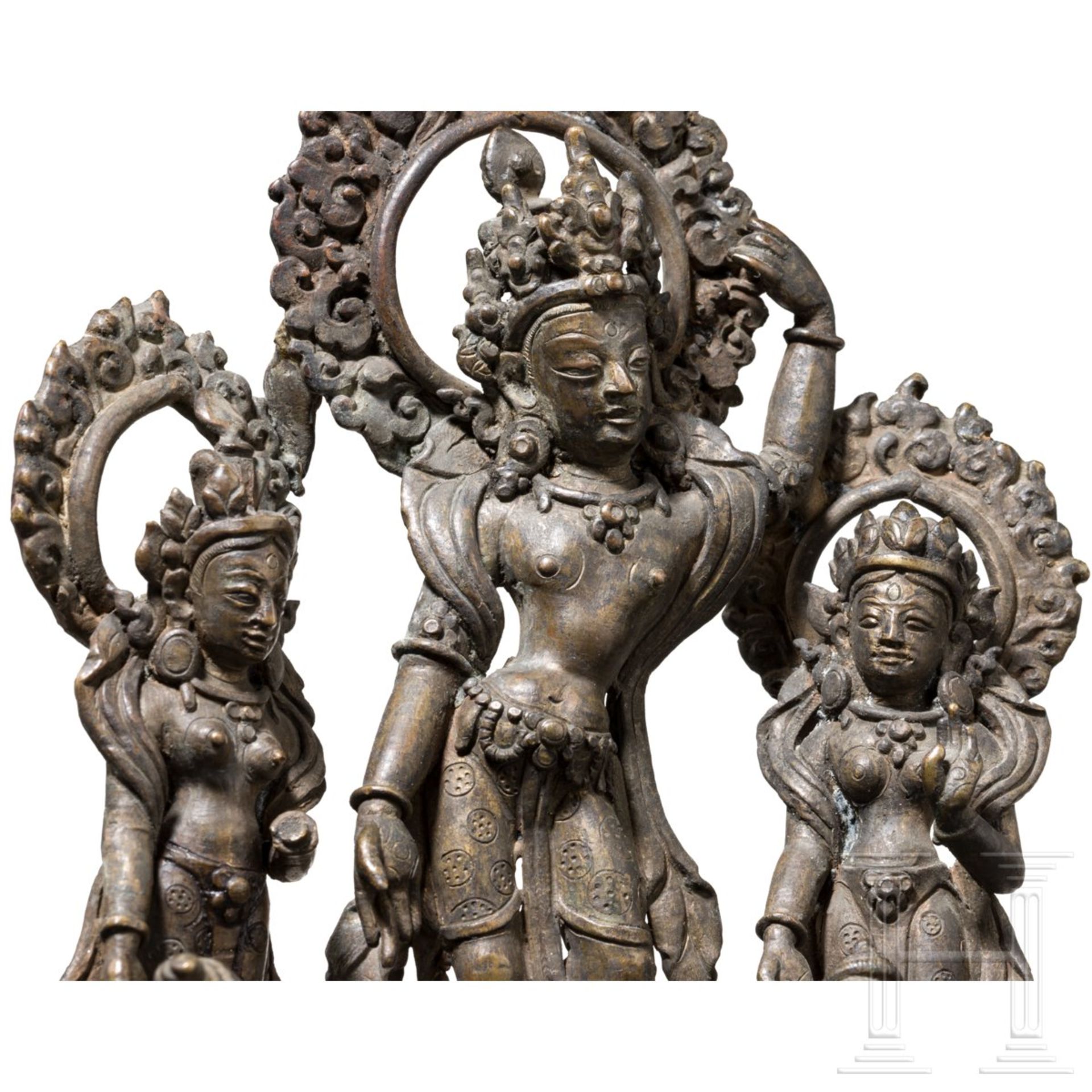 Bronzener Hausaltar, Nepal, 18./19. Jhdt.Bronze mit schöner Alterspatina. Gestufter Sockel mit - Bild 3 aus 3
