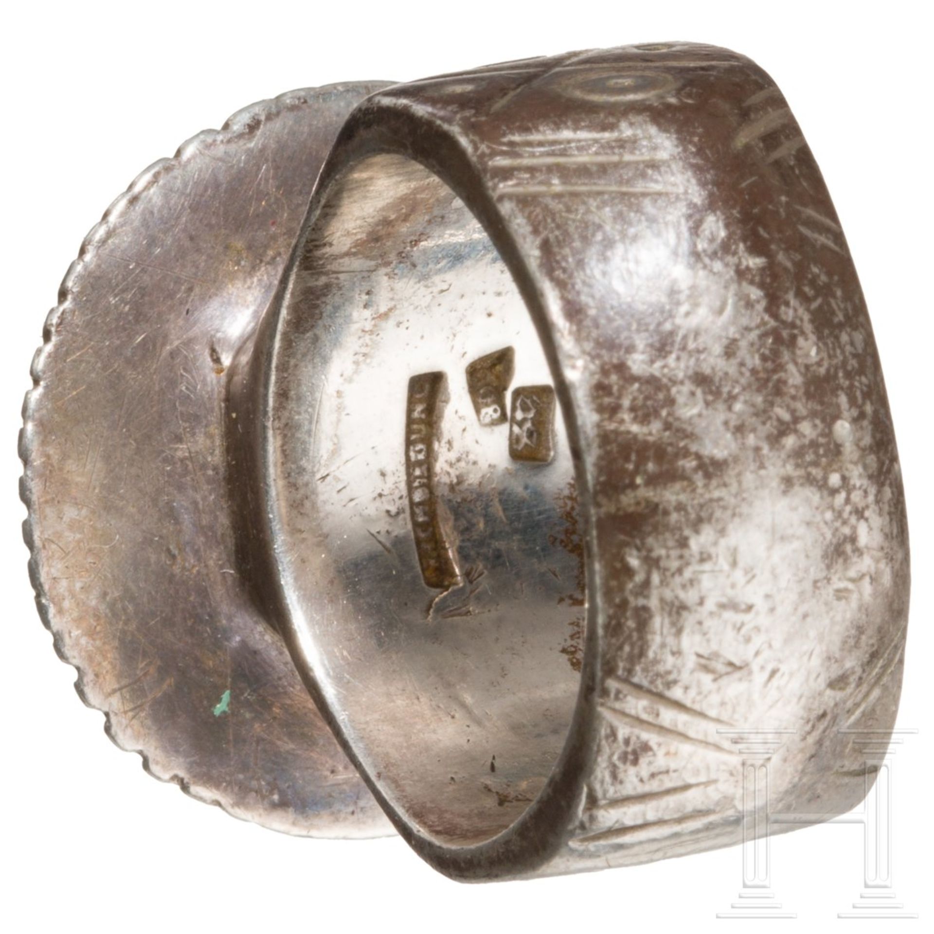 Drei silberne Ringe, 14. – 18. Jhdt.Ein spätbyzantinischer Ring, die kantige Schiene mit - Bild 5 aus 7