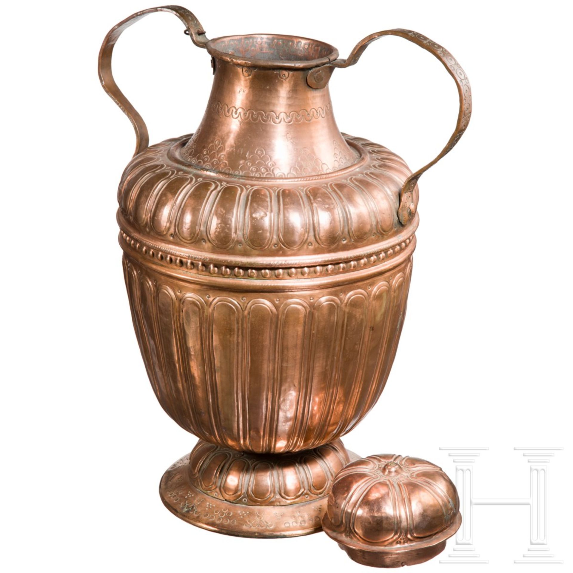Große Wasserkanne aus Kupfer, Venetien, 17. Jhdt.Vasenförmiges Wassergefäß aus geschlagenem Kupfer - Bild 2 aus 2