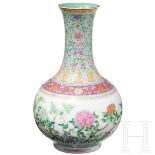 Famille-Rose-Vase, China, Republikzeit, 1. Hälfte 20. Jhdt.Bauchige Vase aus weißem Porzellan, der