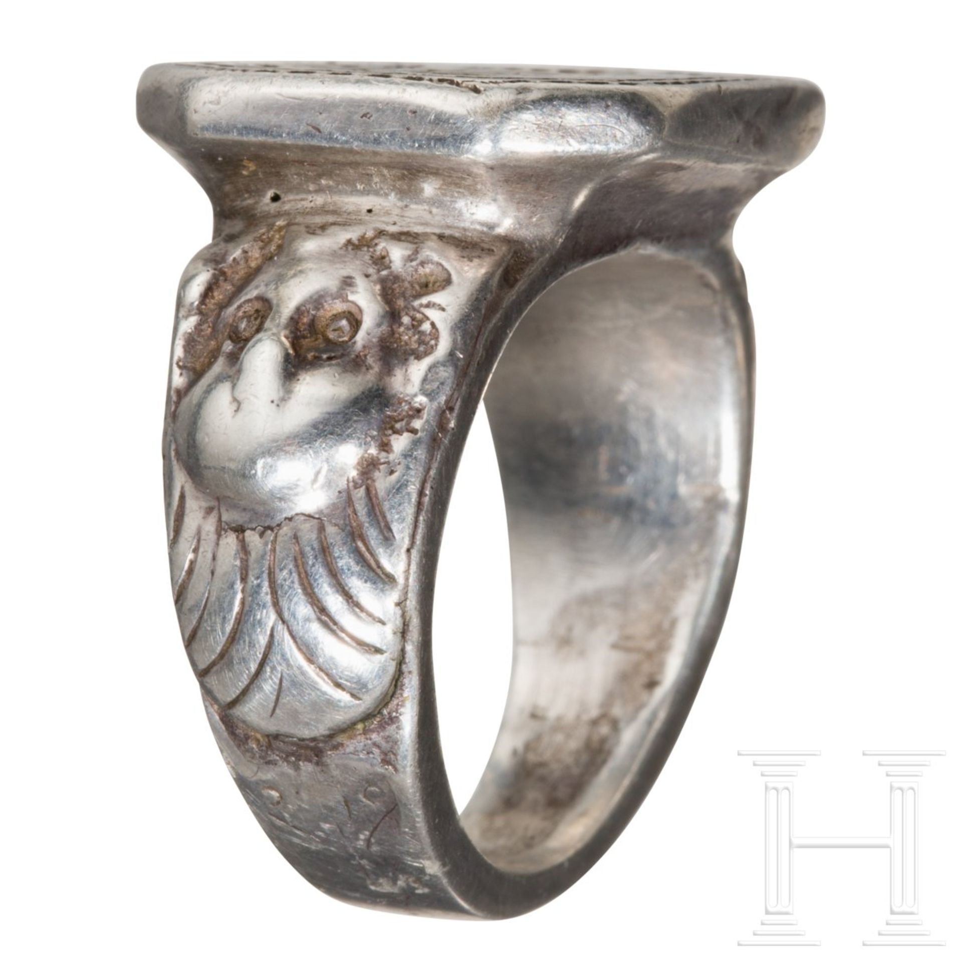 Drei silberne Ringe, 14. – 18. Jhdt.Ein spätbyzantinischer Ring, die kantige Schiene mit - Bild 3 aus 7