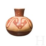 Kugelflasche mit rot-weißem Dekor, Huari(?), Peru, 500 - 1000 n. Chr.Kugelige Flasche mit flachem