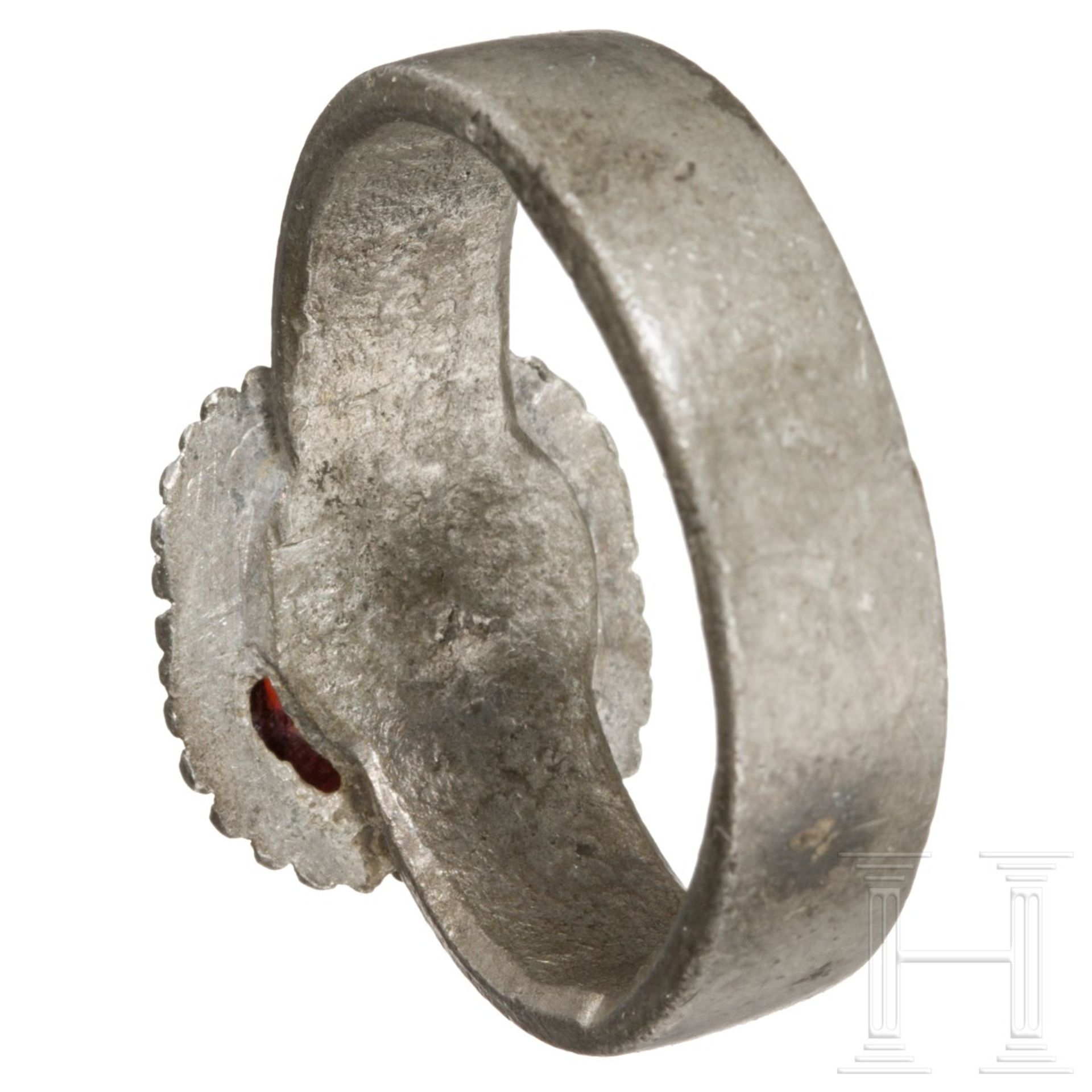 Drei silberne Ringe, 14. – 18. Jhdt.Ein spätbyzantinischer Ring, die kantige Schiene mit - Bild 6 aus 7