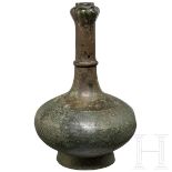 Bronzene Knoblauchvase, China, Han-DynastieBronze mit grünlich-bräunlicher Patina und Resten von