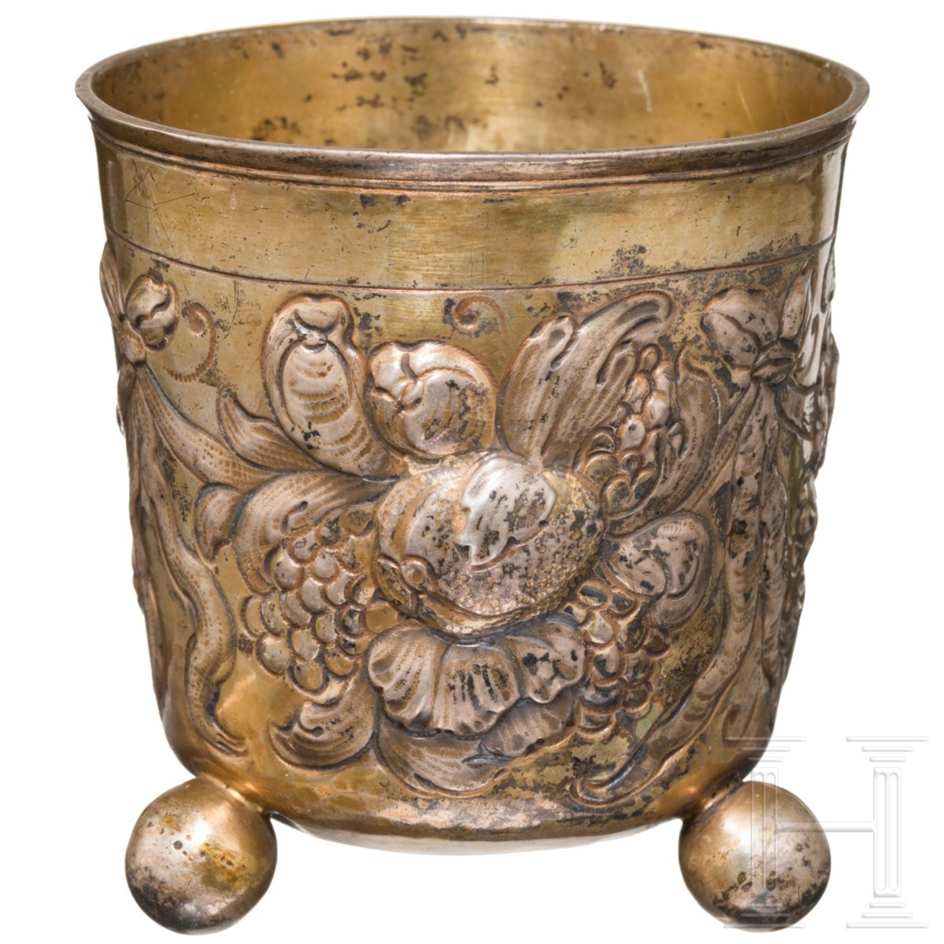 Vergoldeter Kugelfußbecher, Nürnberg, um 1690Teilvergoldeter, leicht konischer Becher auf drei