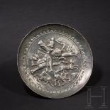 Prachtvoller Silberteller mit Reliefdarstellung des Sassanidenherrschers Shapurs II. bei der Jagd,