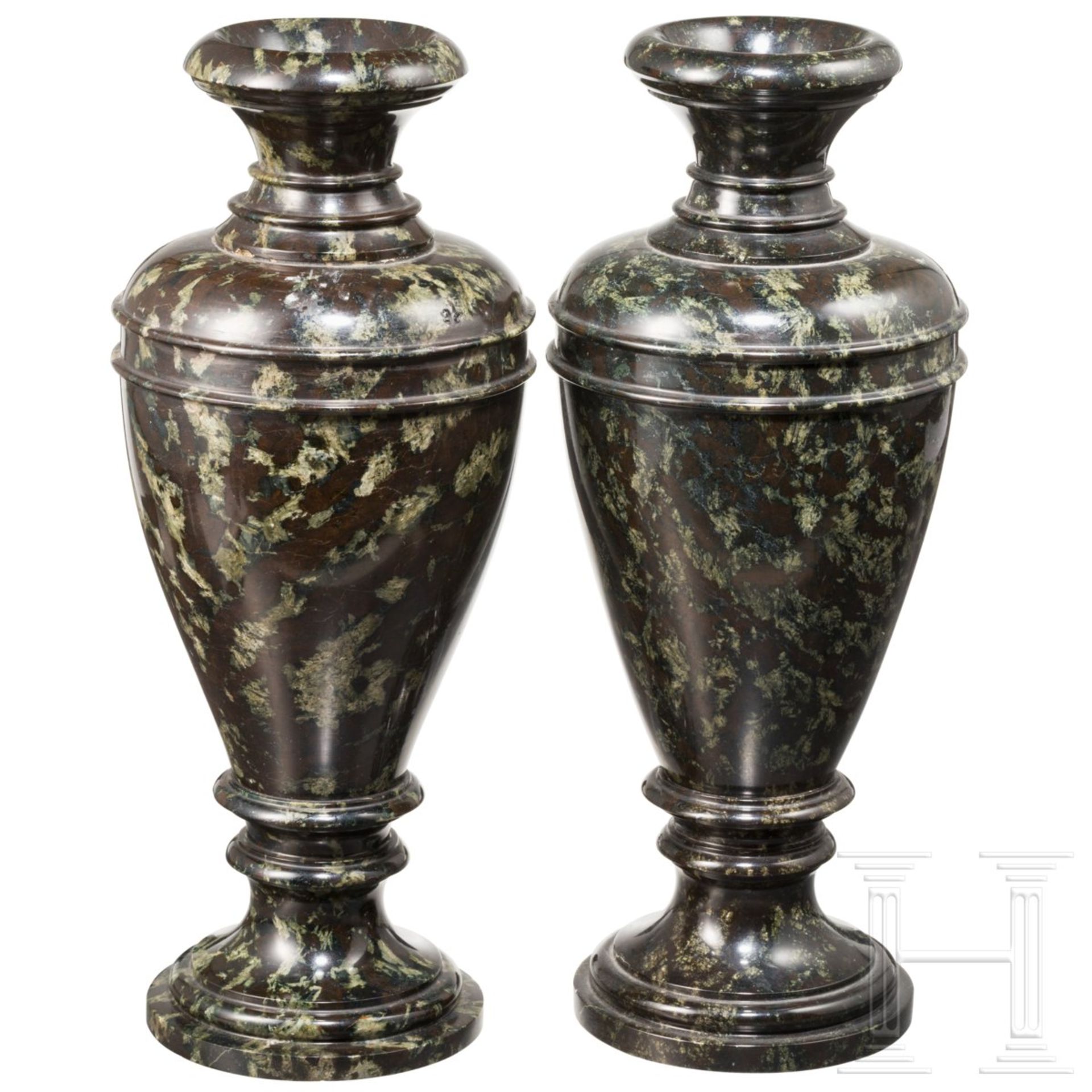 Ein Paar Serpentin-Ziervasen, Sachsen/Zöblitz, Ende 18. Jhdt.Mehrteilig gearbeitete Vasen aus fein - Bild 2 aus 4