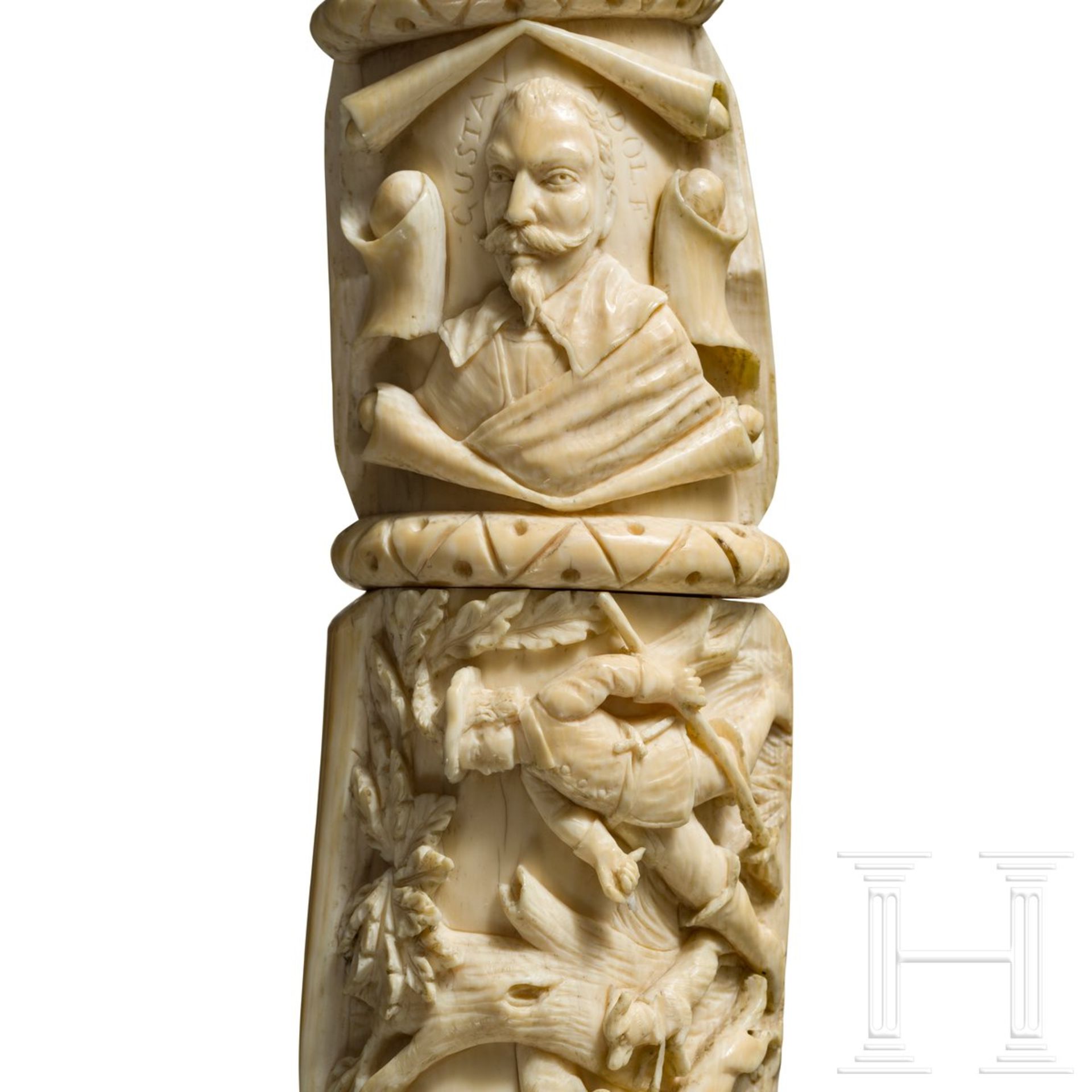 Plastisch beschnitzter Olifant, deutsch, 19. Jhdt.Dreiteilig aus einem mächtigen Elfenbeinzahn, - Bild 4 aus 6