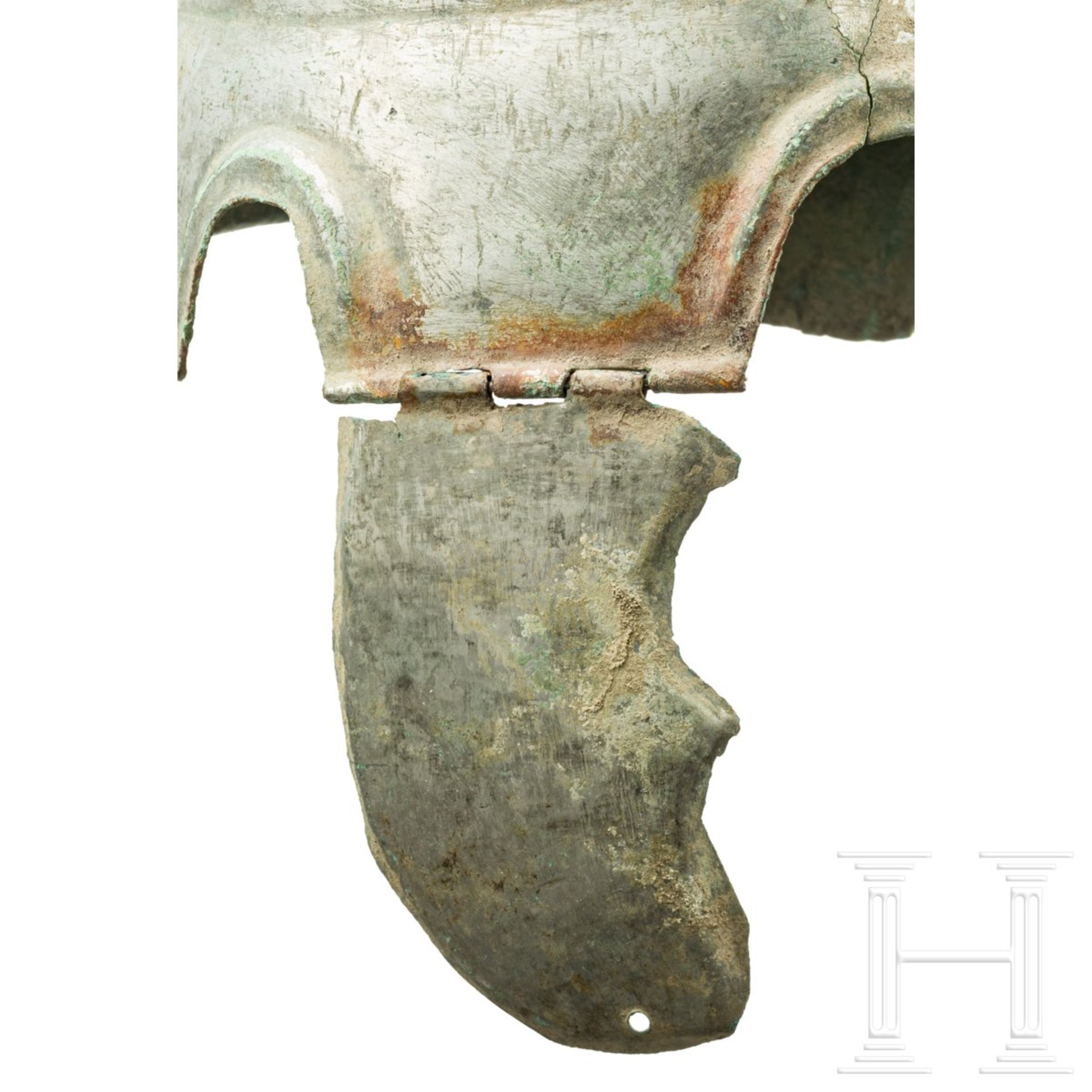 Chalkidischer Helm, Typ V, frühes 4. Jhdt. v. Chr.Bronzehelm mit vollflächiger Verzinnung, die - Bild 4 aus 9