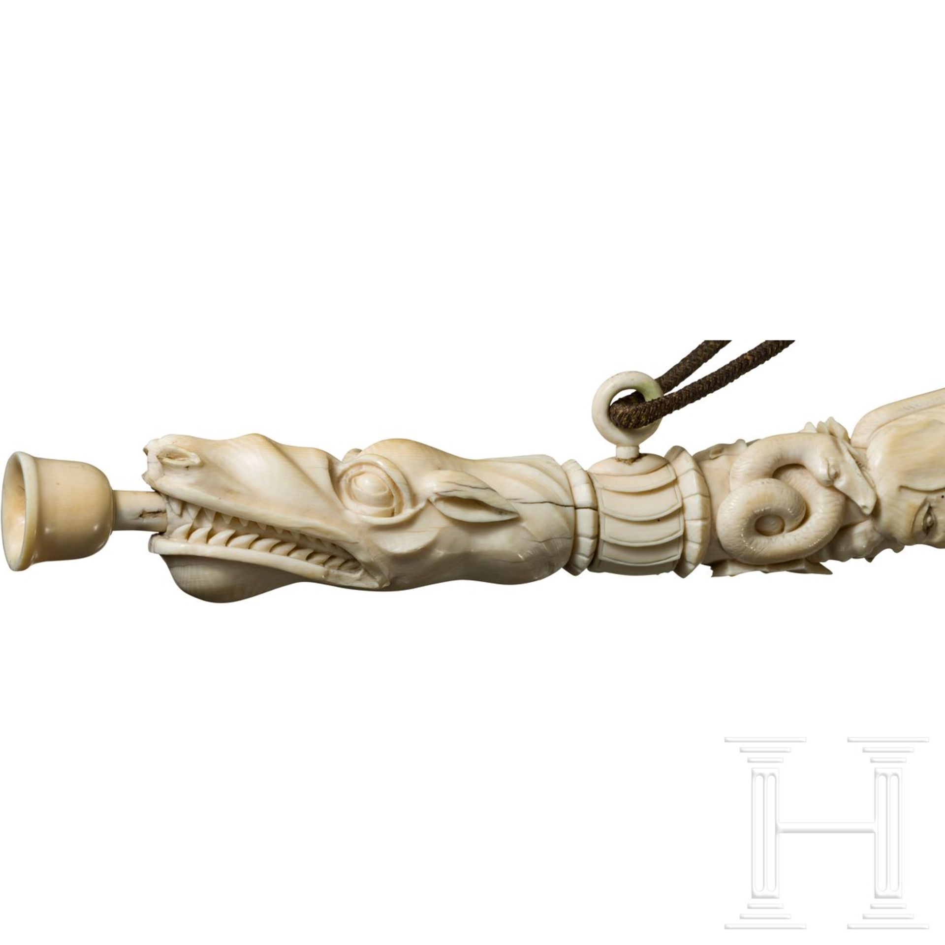 Plastisch beschnitzter Olifant, deutsch, 19. Jhdt.Dreiteilig aus einem mächtigen Elfenbeinzahn, - Bild 6 aus 6