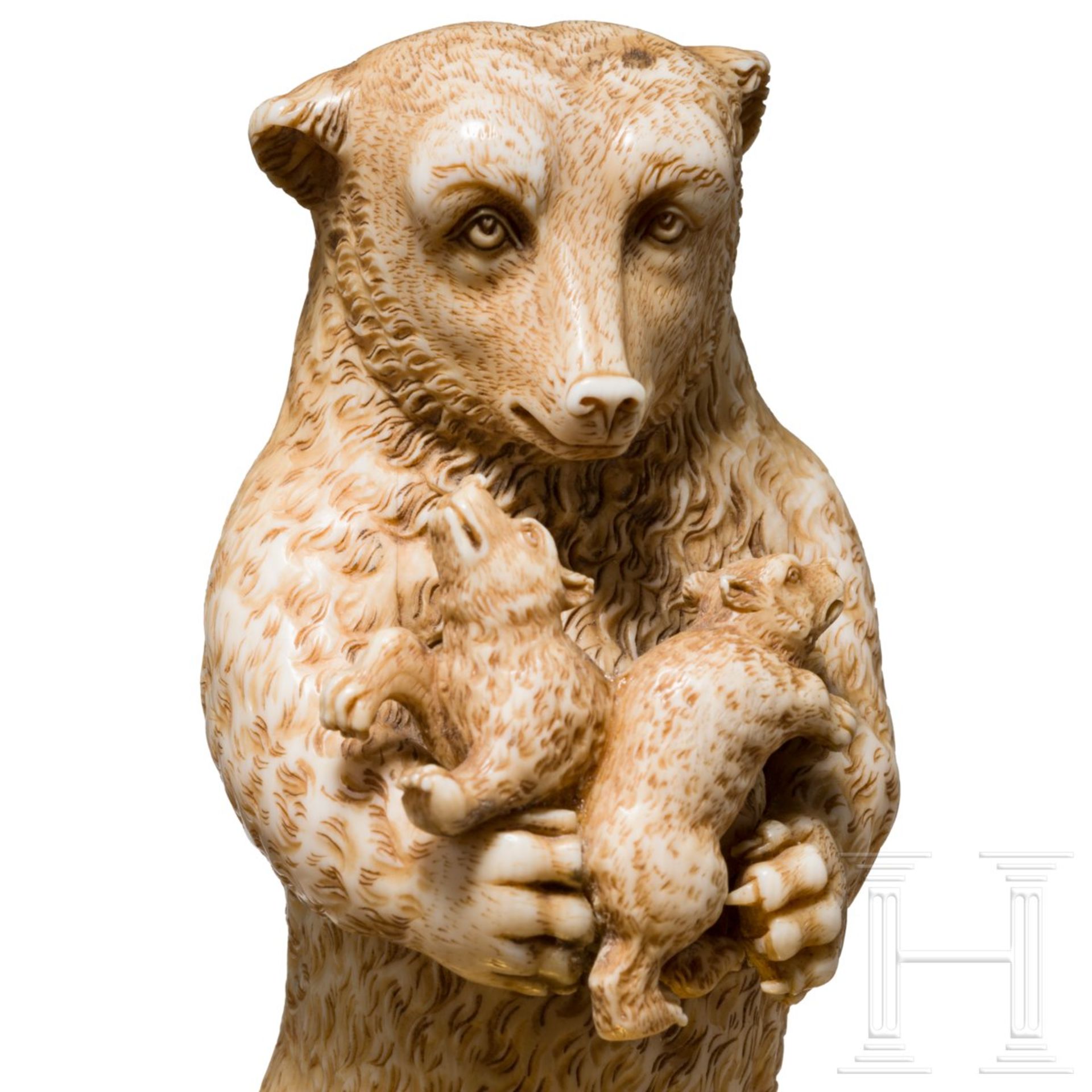 Skulptur eines Bären mit zwei Jungtieren, wohl Russland, 18./19. Jhdt.Elfenbein. Vollplastisch und - Bild 5 aus 5