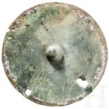 Bronzener Schildboss, Etrurien, 7. Jhdt. v. Chr. Flache, undekorierte runde Bronzescheibe, die