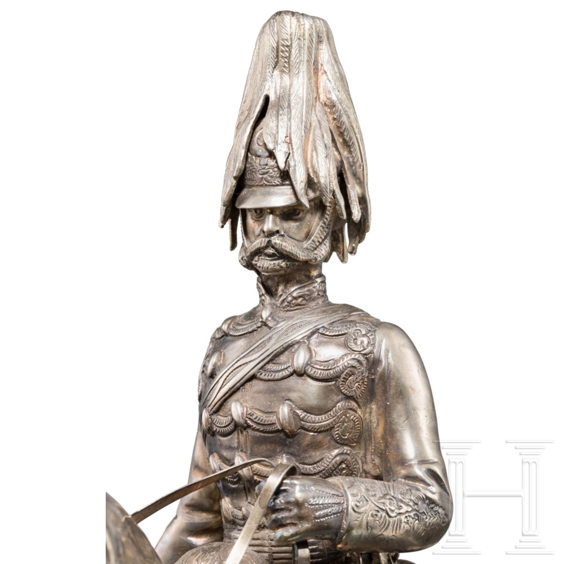 Silberstatuette eines hohen Kavallerieoffiziers, deutsch, 19. Jhdt.Silber, an der Plinthe der - Bild 6 aus 11