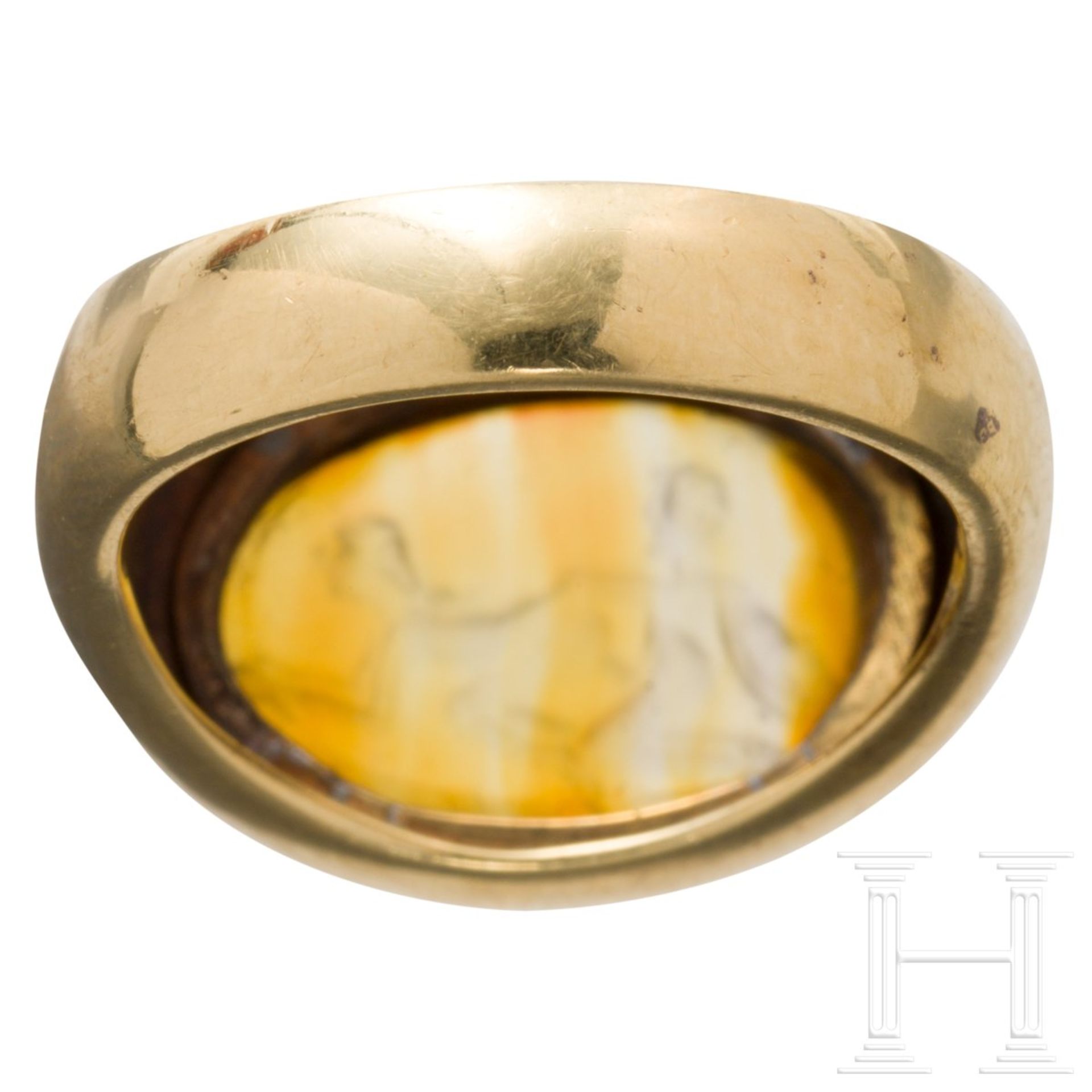 Goldring mit antiker erotischer Gemme, 20. Jhdt.Ring aus Gelbgold mit kräftiger, leicht gewölbter - Bild 2 aus 2