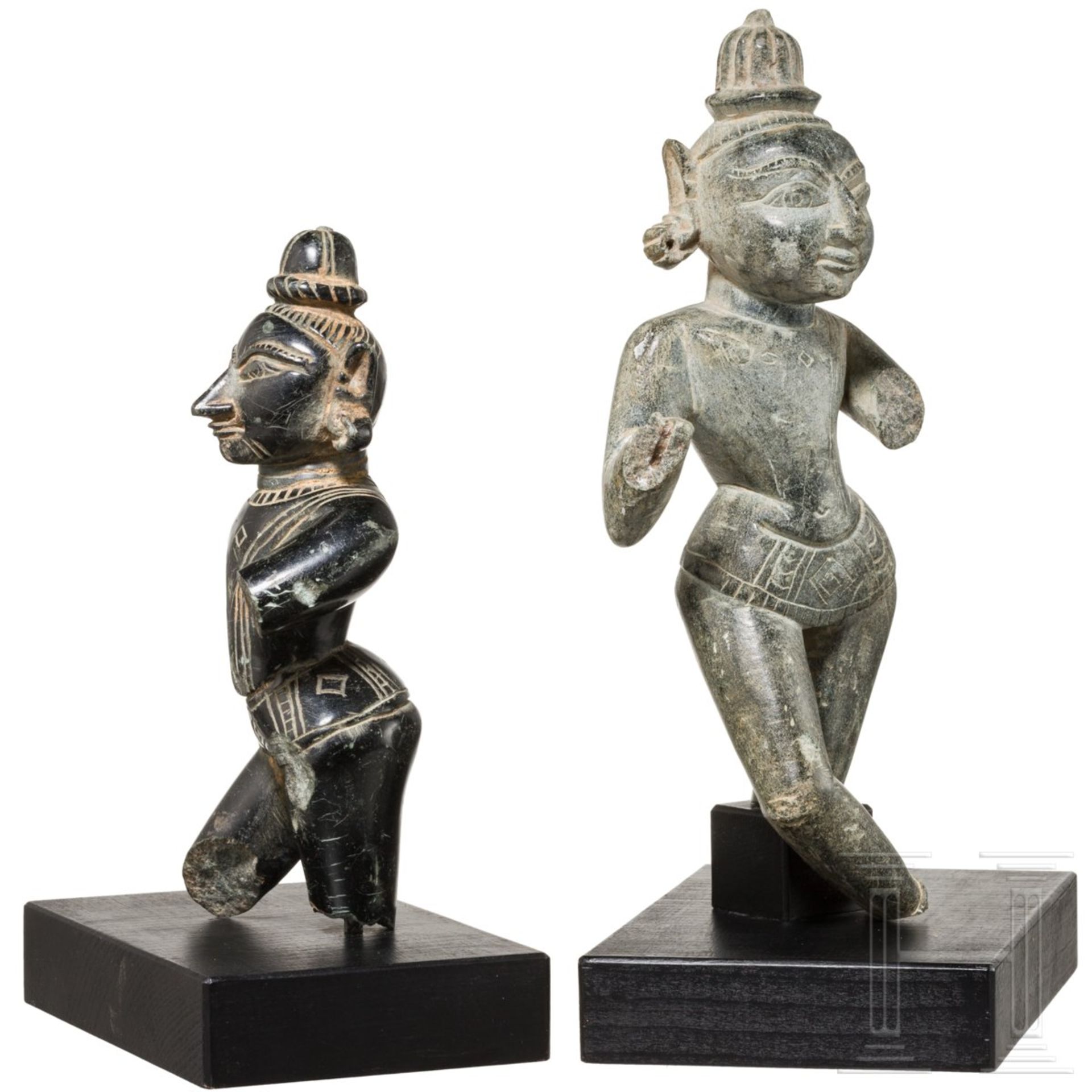 Zwei Skulpturen von Gottheiten, Indien, 19. Jhdt.Schiefer und schwarzer Basalt. Vollplastisch - Bild 2 aus 3