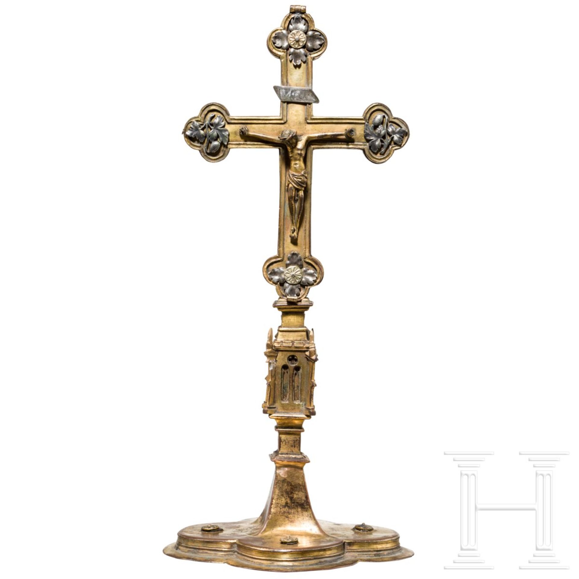 Spätgotisches Kruzifix mit Reliquienbehälter, deutsch, 16. Jhdt.Kupfer, feuervergoldet. Gestufter