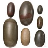 Sieben Lingam-Steine, Indien, 1. Hälfte 20. Jhdt.Unterschiedliche, von der Natur geformte Steine aus