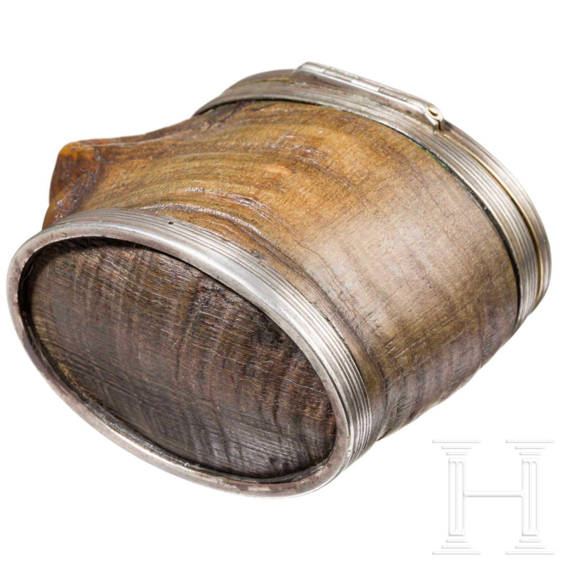 Silbermontierte Schnupftabakdose aus Steinbockhorn, süddeutsch, 18. Jhdt.Ovaler Korpus aus - Bild 3 aus 3