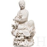 Blanc de Chine-Guanyin, Ho chao-chun in Te Hua, um 1700Weißes, glasiertes Porzellan. Darstellung der