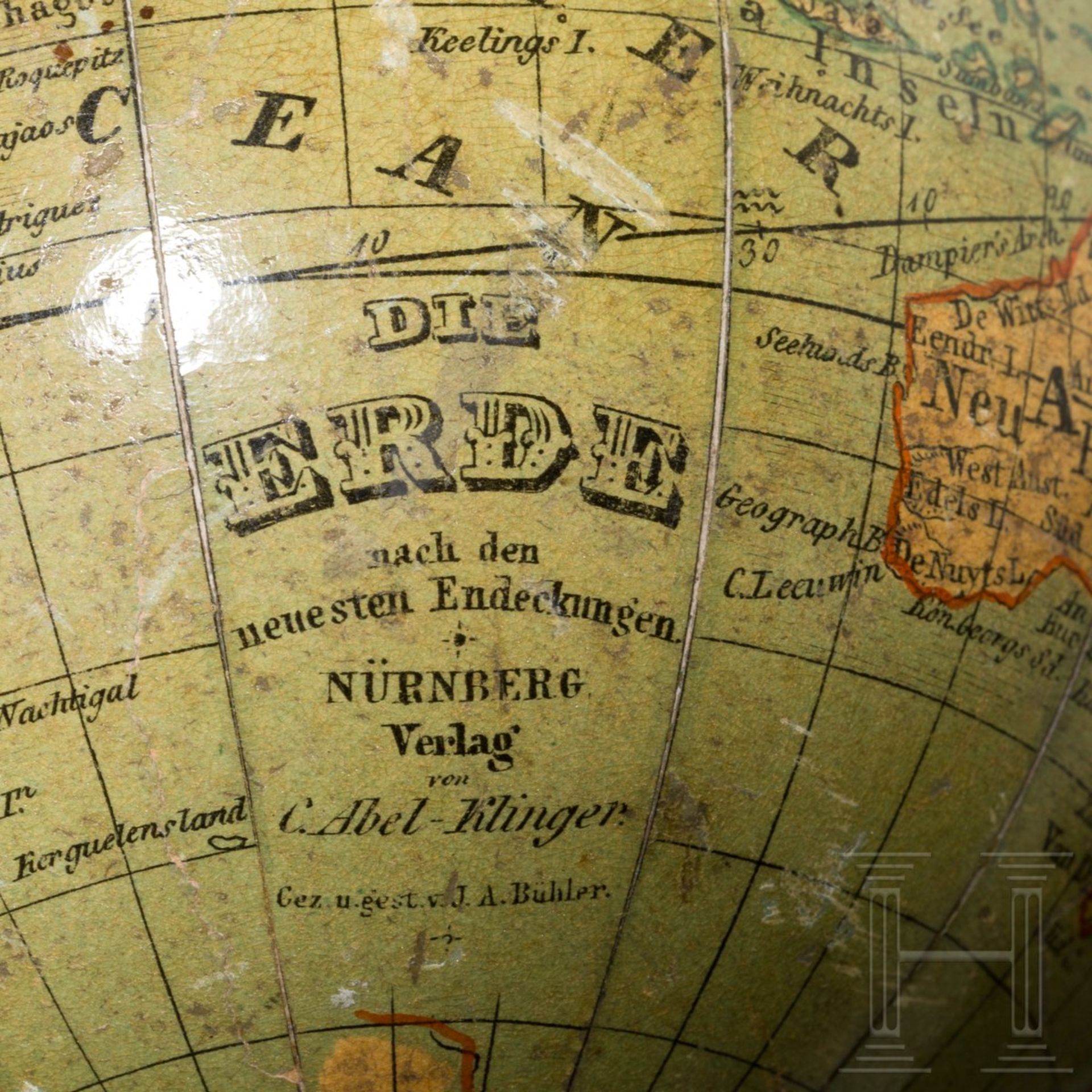 Seltener kleiner Globus, Nürnberg, um 1860Fein gedrechselter Stand aus Obstholz mit Halterung aus - Bild 3 aus 3