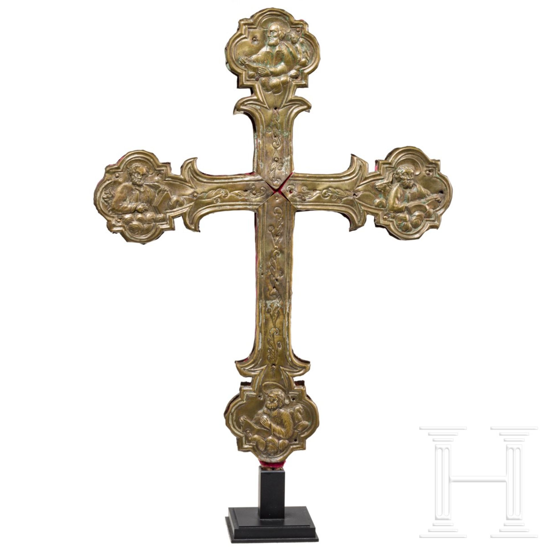 Seltenes Barock-Vortragekreuz, Frankreich, 16./17. Jhdt.Geschnitzter Holzkern. Schauseitig mit - Bild 4 aus 4